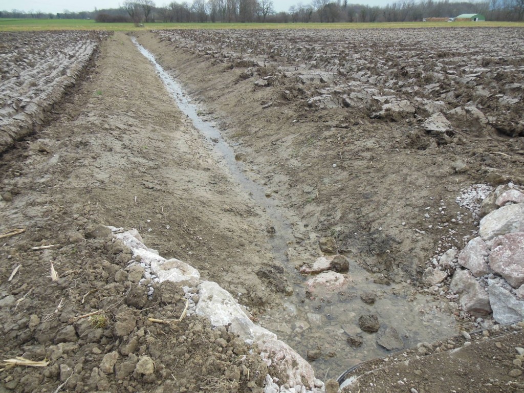 élargissement des fossés dans les champs de Brue